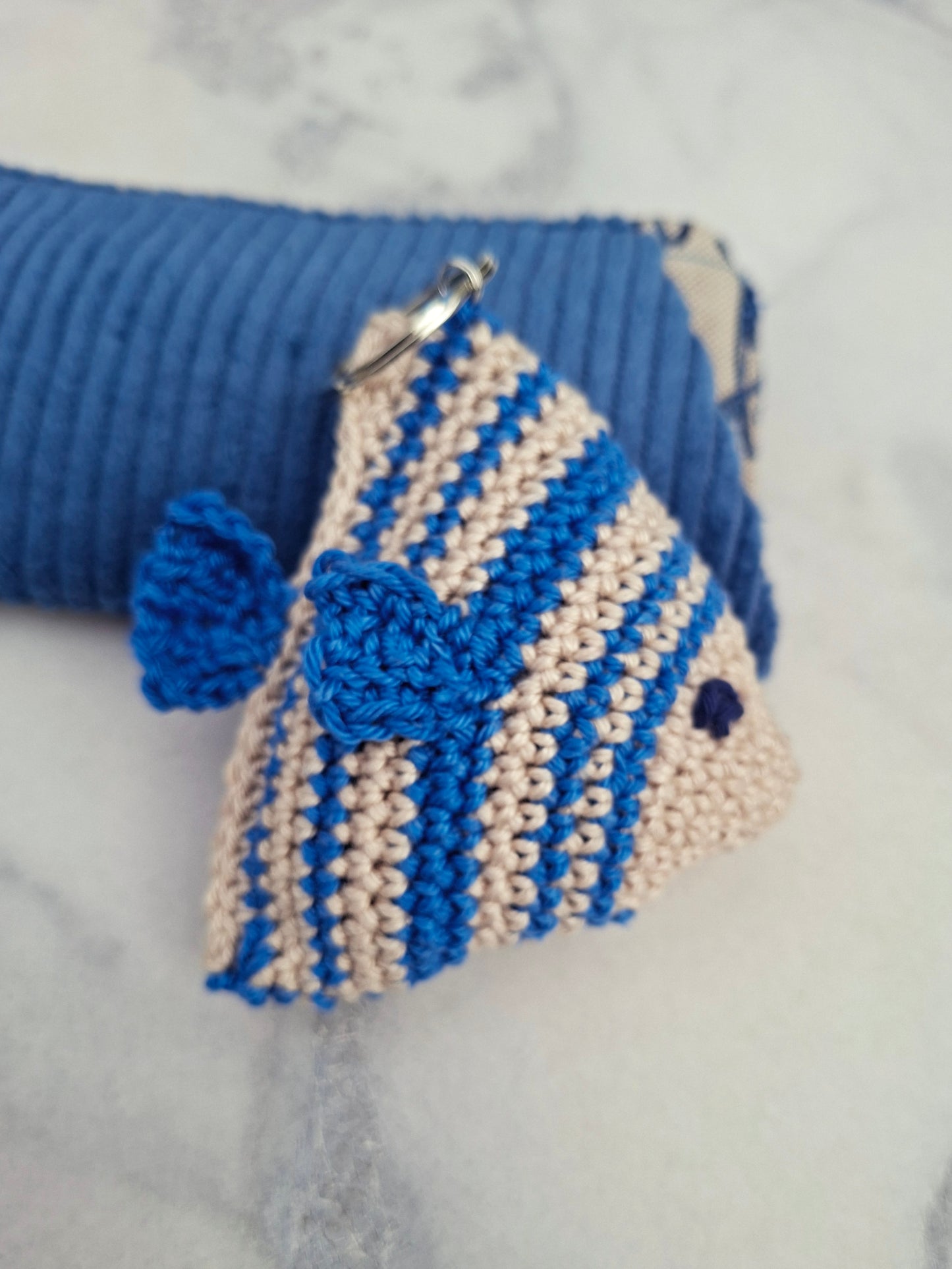 Bag charm ´visje´ - blauw+beige