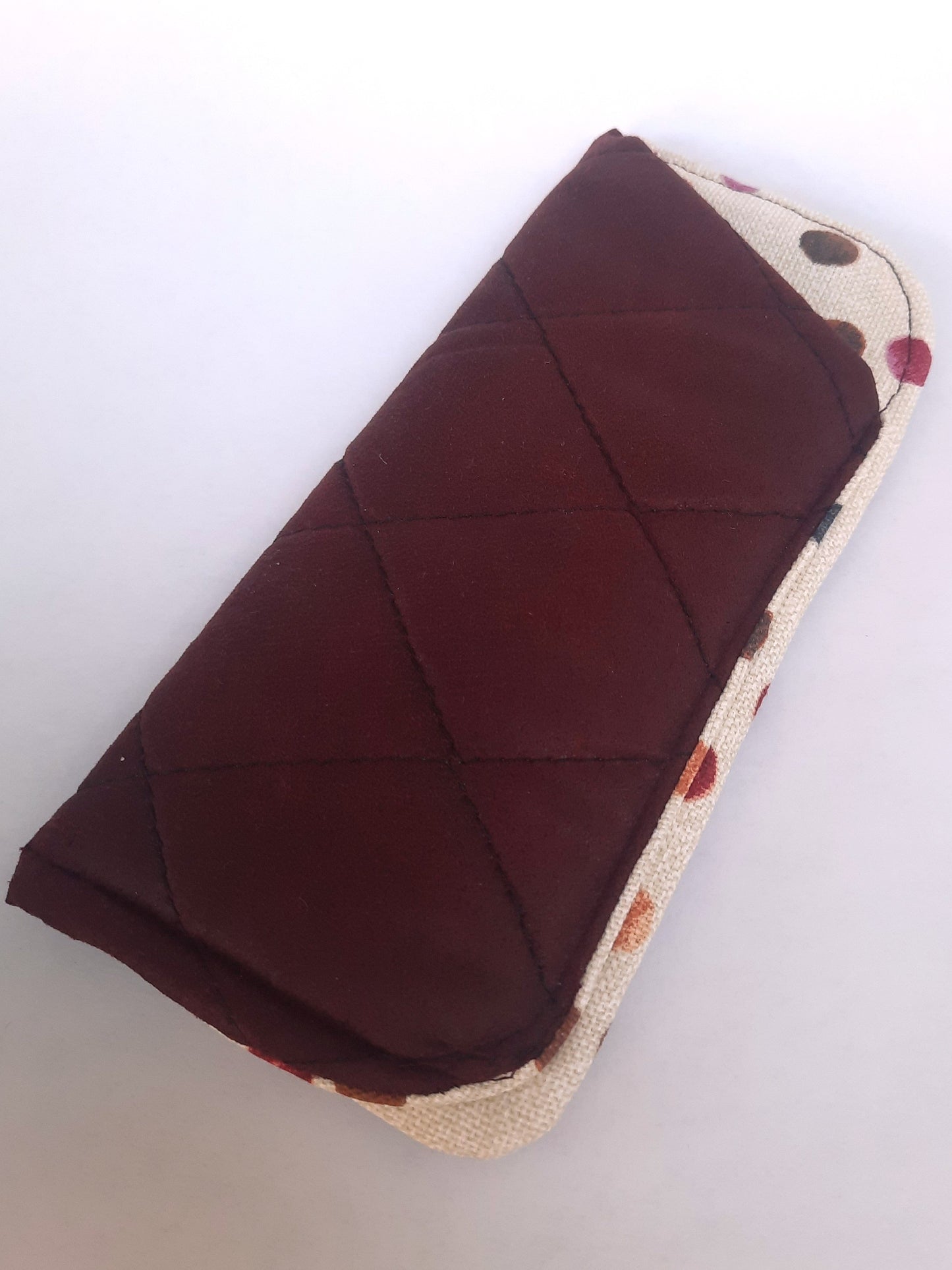 Brilhoesje gewatteerd burgundy+stippen