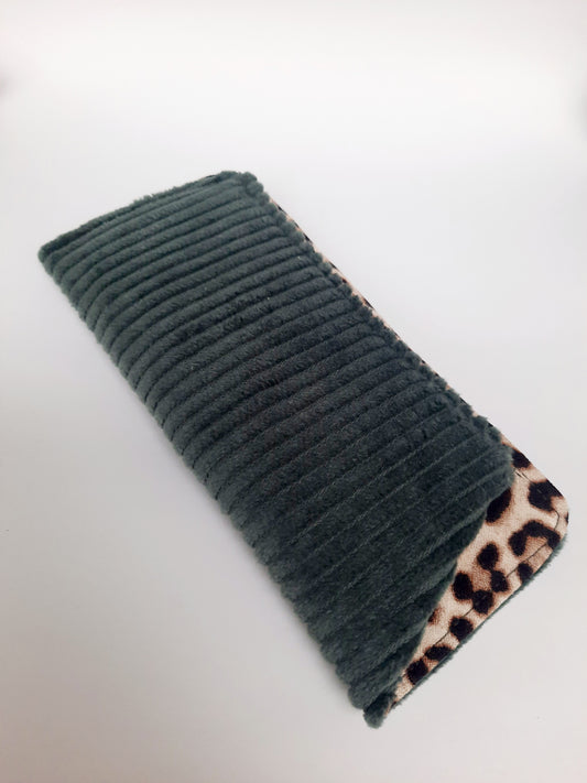 Brilhoesje donkergroen+luipaardprint
